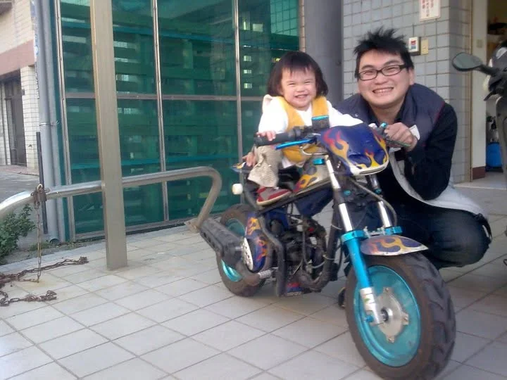 BRIGHT 品牌起點：父親陪伴年幼 NANA 接觸摩托車